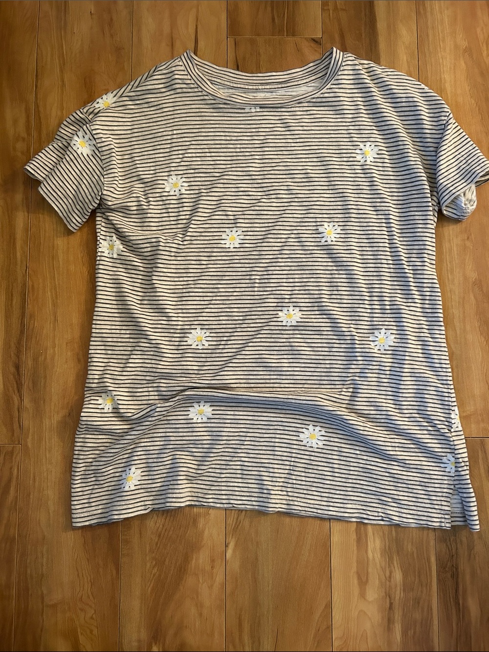 Daisy flower print oatmeal striped short sleeve tee shirt - size small